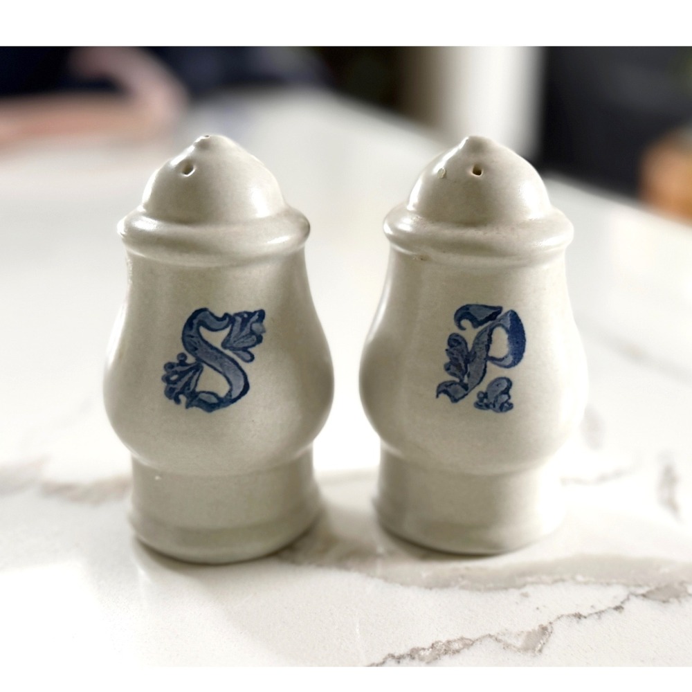 Pfaltzgraff Yorktowne Salt and Pepper Shakers Vintage Stoneware Blue White USA